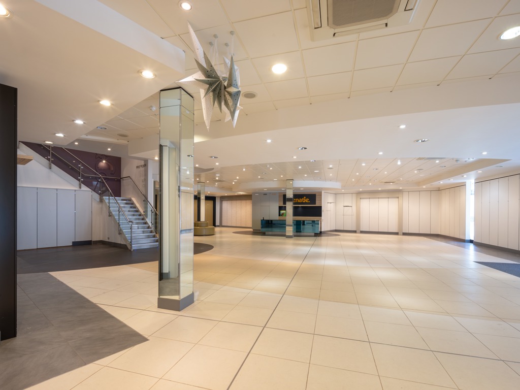Unit 24, No.24 St Andrews Square Shopping Centre, Droitwich Spa, Worcestershire, WR9 8HE