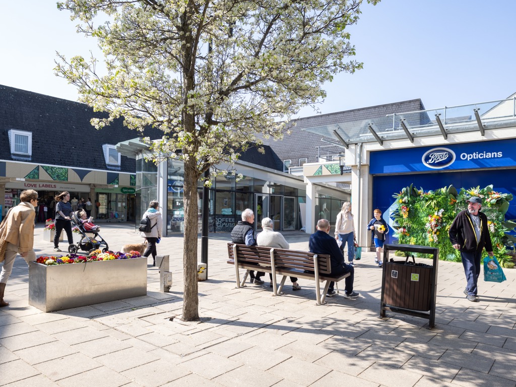 Unit 24, No.24 St Andrews Square Shopping Centre, Droitwich Spa, Worcestershire, WR9 8HE
