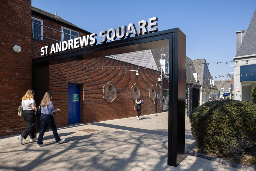 Unit 5, No.48 St Andrews Square Shopping Centre, Droitwich Spa, Worcestershire, WR9 8HE